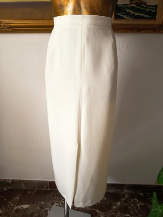 Conjunto crema chaqueta y falda