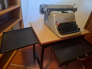 Máquina de escribir Olivetti Lexicon 80, más mesa.