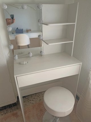Tocador con silla sin uso