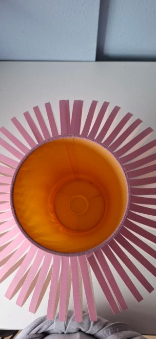 Lámpara infantil rosa de papel