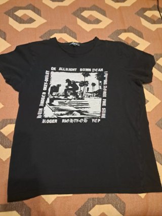 T-shirt nera con stampa grafica
