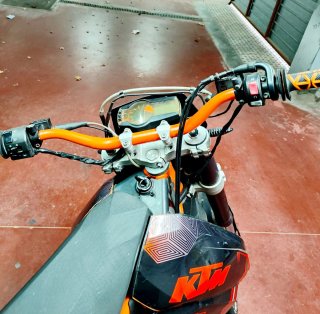Moto KTM Supermotard Negra y Naranja