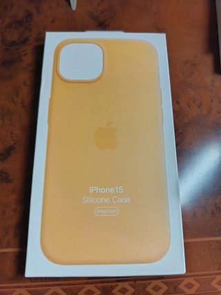 Funda iPhone 15 Silicona MagSafe Amarilla