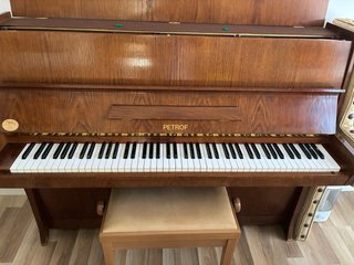 Piano Petrof de estudio