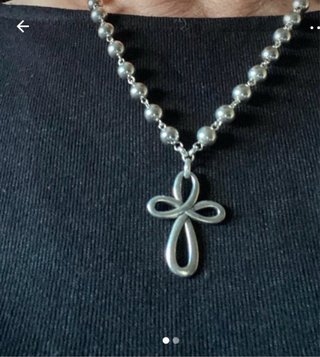 Collar con colgante de cruz