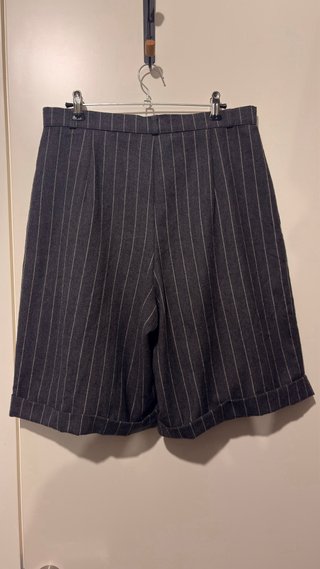 Bermudas rayas diplomáticas grises
