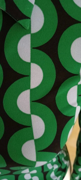 Camisa estampada verde y negra