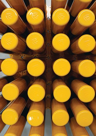 Bolardos de metal, de color amarillo