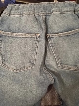 Pantalones vaqueros  y grises . Btownie y mango