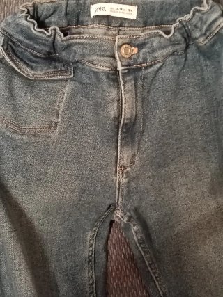 Pantalones vaqueros  y grises . Btownie y mango