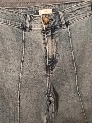 Pantalones vaqueros  y grises . Btownie y mango