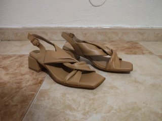 Sandalias Strover Piel Tacón Ancho Beige Nuevas