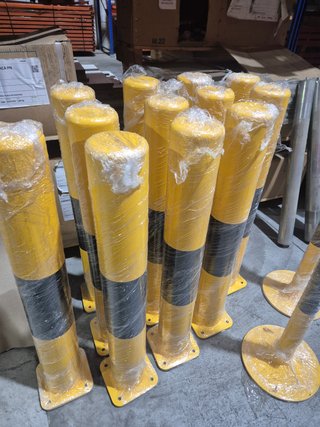 Bolardos robustos, de color amarillo y negro