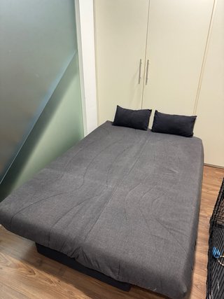 Sofá-cama gris de tela