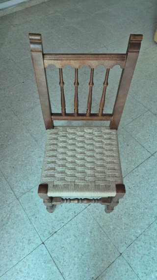Silla de madera con asiento tejido