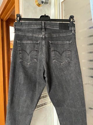 Pantalón Levi’s gris oscuro