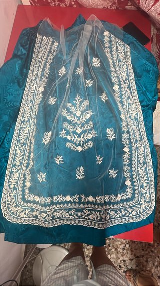 Manteleta de niña bordada