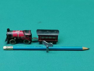 Tren de hojalata antiguo con túnel y vías