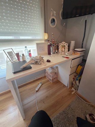 Escritorio blanco y madera