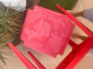 Due tavoli in plastica rossi