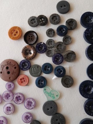 Lote 65 botones originales de prendas de marca