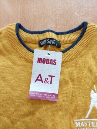 Jersey amarillo con cuello azul