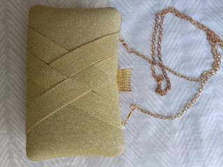 Bolso de fiesta dorado con cadena