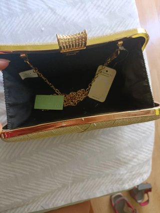 Bolso de fiesta dorado con cadena