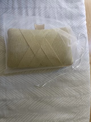 Bolso de fiesta dorado con cadena
