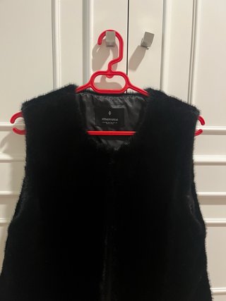 Chaleco pelo negro Stradivarius Talla XS