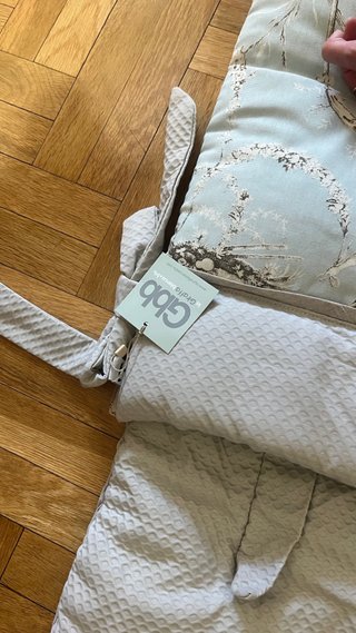 Saco bebé azul y gris con etiquetas marca GGB