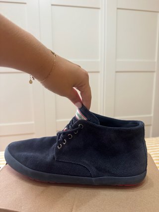 Botines El Ganso ante azul marino