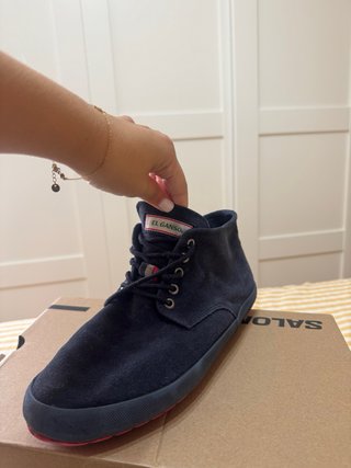 Botines El Ganso ante azul marino