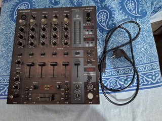 Equipo DJ: 2 CDJ100s, CDs Tecno y Behringer DJX750