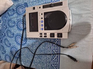 Equipo DJ: 2 CDJ100s, CDs Tecno y Behringer DJX750