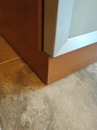 Mueble de madera y cristal