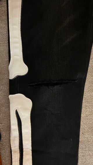 Jeans neri skinny con dettagli grafici bianchi