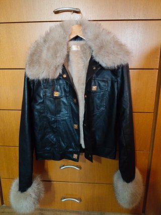 Chaqueta Piel Sintética Negra con Cuello y Puños d