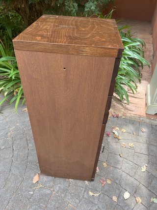 Mueble de madera con cajones y puerta