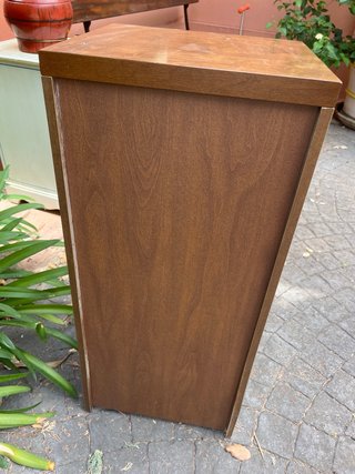 Mueble de madera con cajones y puerta