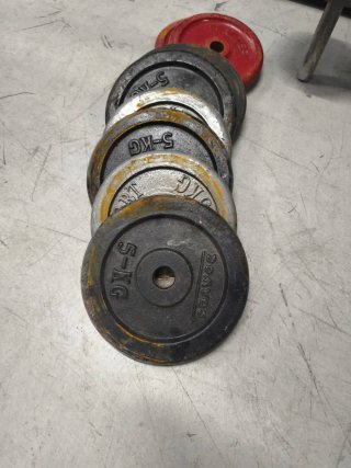 Pesas de gimnasio con discos y barra