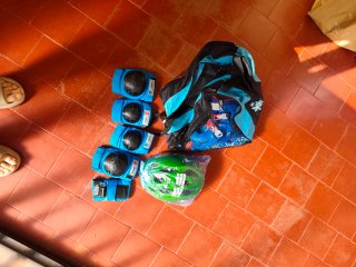 Conjunto patines, bolsa + protecciónes y casco