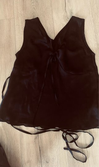 Blusa negra escote V con lazos