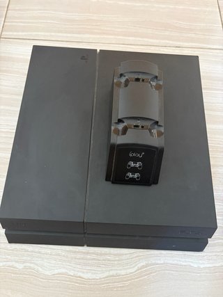 Consola PS4 + 2 Mandos + cargador + fifa 18