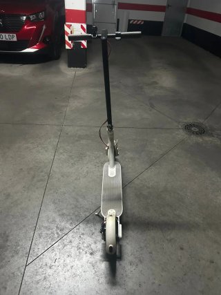 Patinete eléctrico blanco
