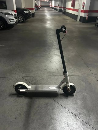 Patinete eléctrico blanco