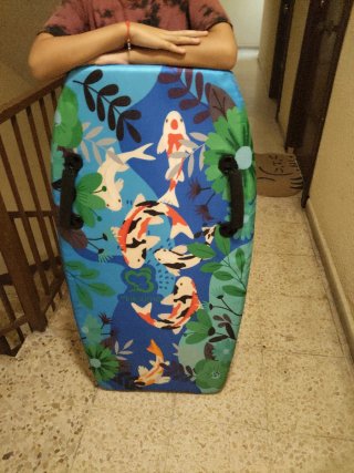 Tabla de surf pequeña con peces koi