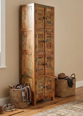 Mueble alto de madera y mimbre