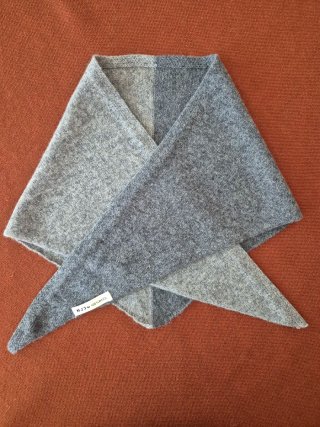 Pañuelo de lana gris