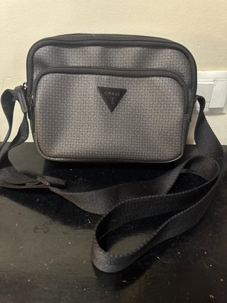 Bolso bandolera Guess gris